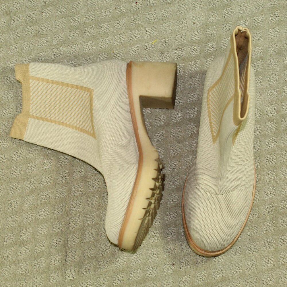Mi iM Flat Socks Women's Size 9 Beige Stretch Knit Lug Sole 2.5" Heeled Boots